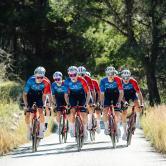 la team Groupama FDJ à l'entraînement sur des vélos