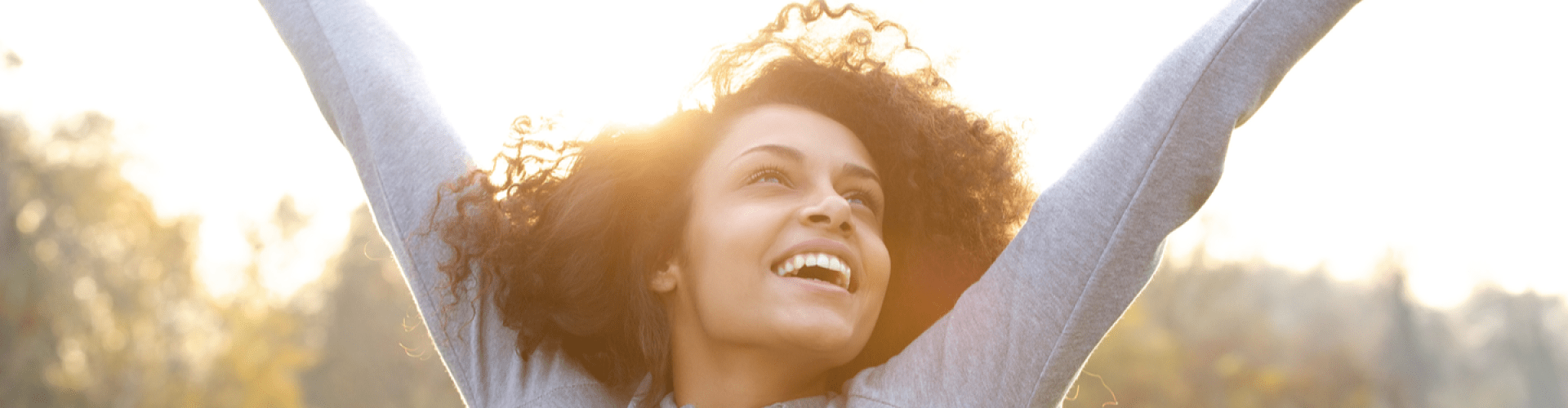 femme qui ouvre les bras