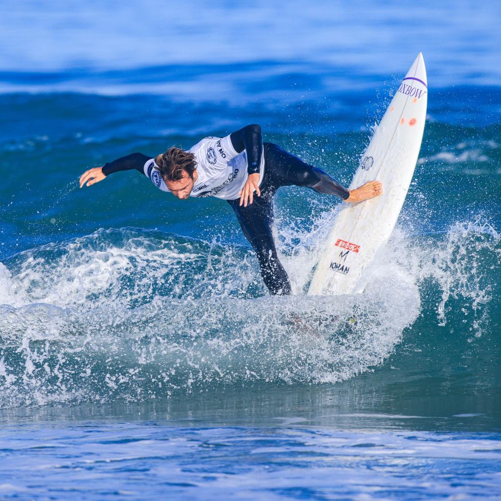le surfeur paul sur l'eau