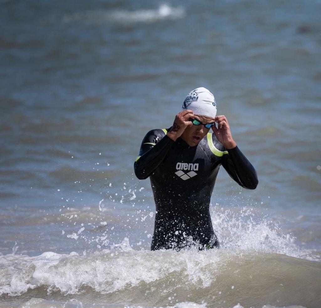 le nageur enzo doussot sortant de la mer