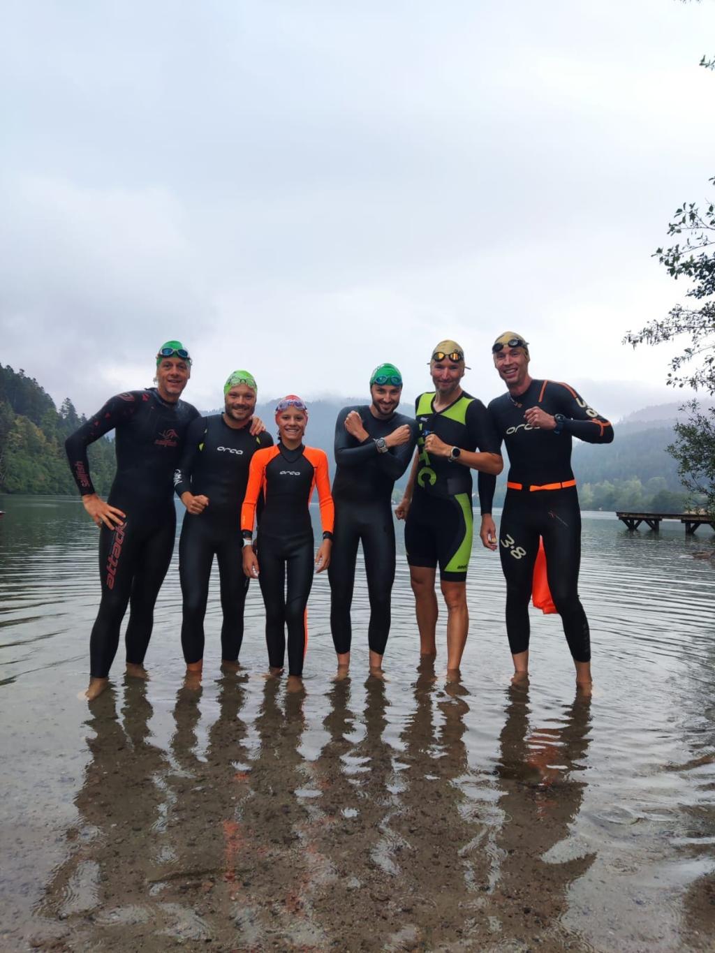équipe du HTC pendant l'épreuve de la nage du triathlon