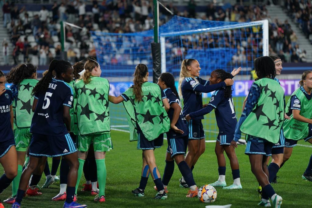 les filles du PFC célébrant un but