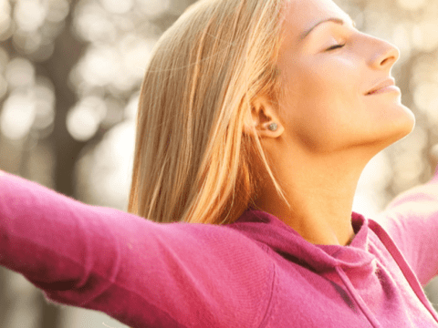 femme qui prend le soleil