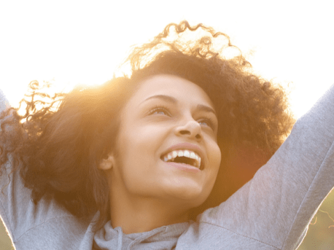 femme qui ouvre les bras