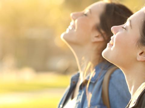 1440x453_Manque Vitamine D.jpg deux femmes qui ont le sourire