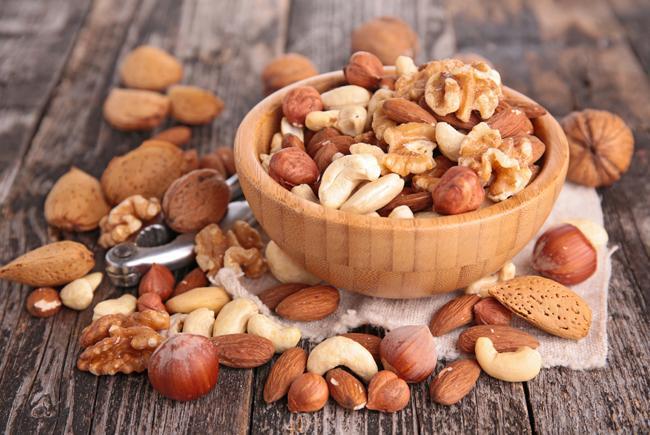 Bol avec graines (amandes, noix, ...)