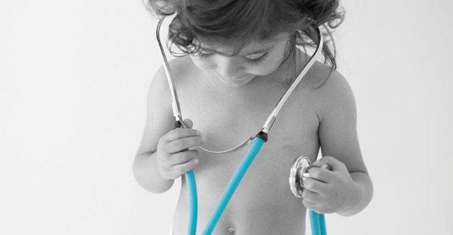 Fille stéthoscope