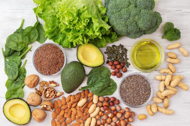 aliments riches en nutriments bénéfiques pour le cycle menstruel comme légumes verts et oléagineux