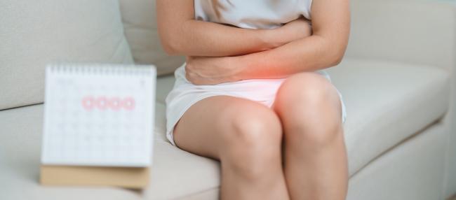 femme souffrant de douleurs abdominales liées au cycle