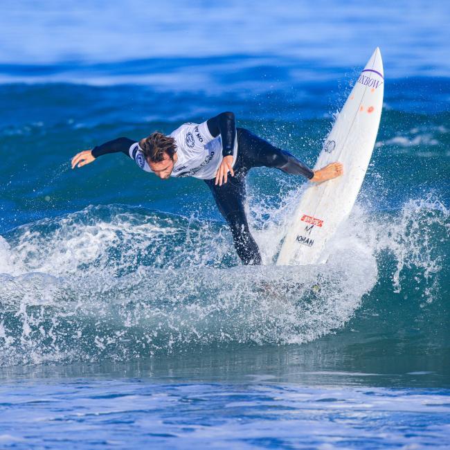 le surfeur paul sur l'eau
