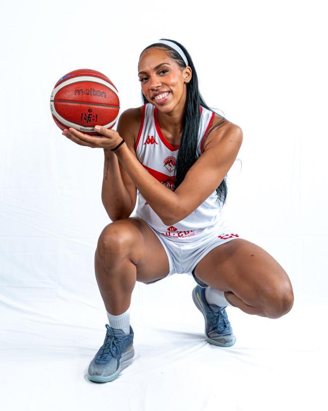 photo de la basketteuse morgane armant avec un ballon